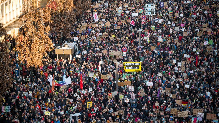 <p>Какво става в Германия, близо 200 хиляди на протест&nbsp;в&nbsp;Мюнхен</p>