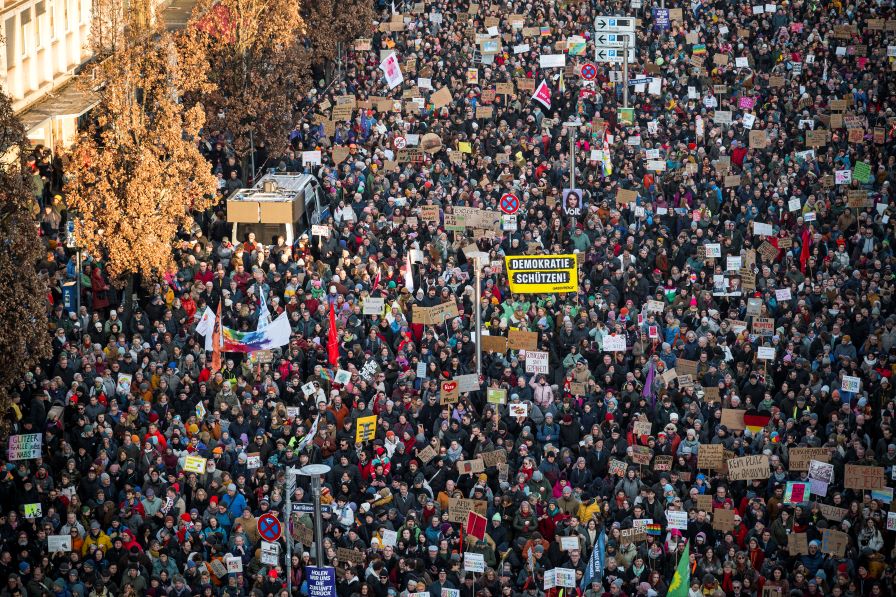 Близо 200 хиляди души излязоха на протест срещу крайната десница в Мюнхен