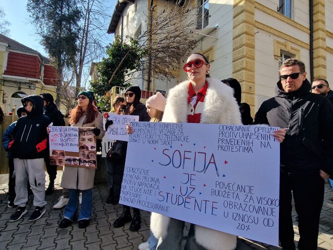 <p>Сръбската общност у нас на шествие в подкрепа на протестиращите студенти в Белград</p>