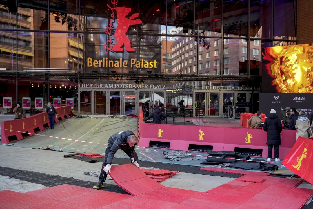 <p>Тече подготовката на 75-ия международен филмов фестивал &quot;Берлинале&quot; в Berlinale Palast, Берлин.</p>