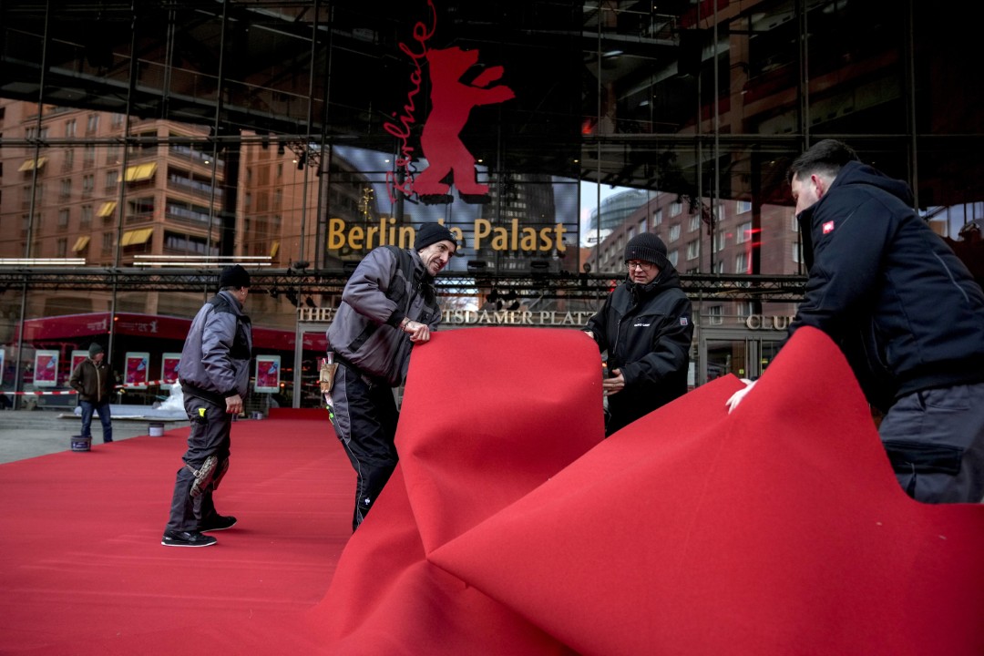 <p>Тече подготовката на 75-ия международен филмов фестивал &quot;Берлинале&quot; в Berlinale Palast, Берлин.</p>