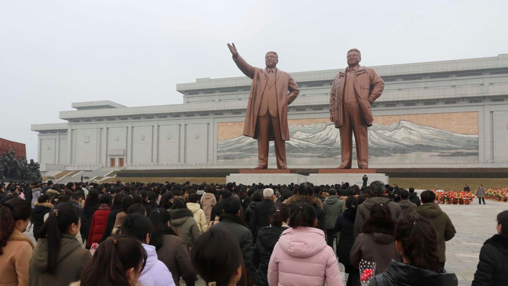 Севернокорейският лидер Ким Чен ун посети гроба на баща си Ким