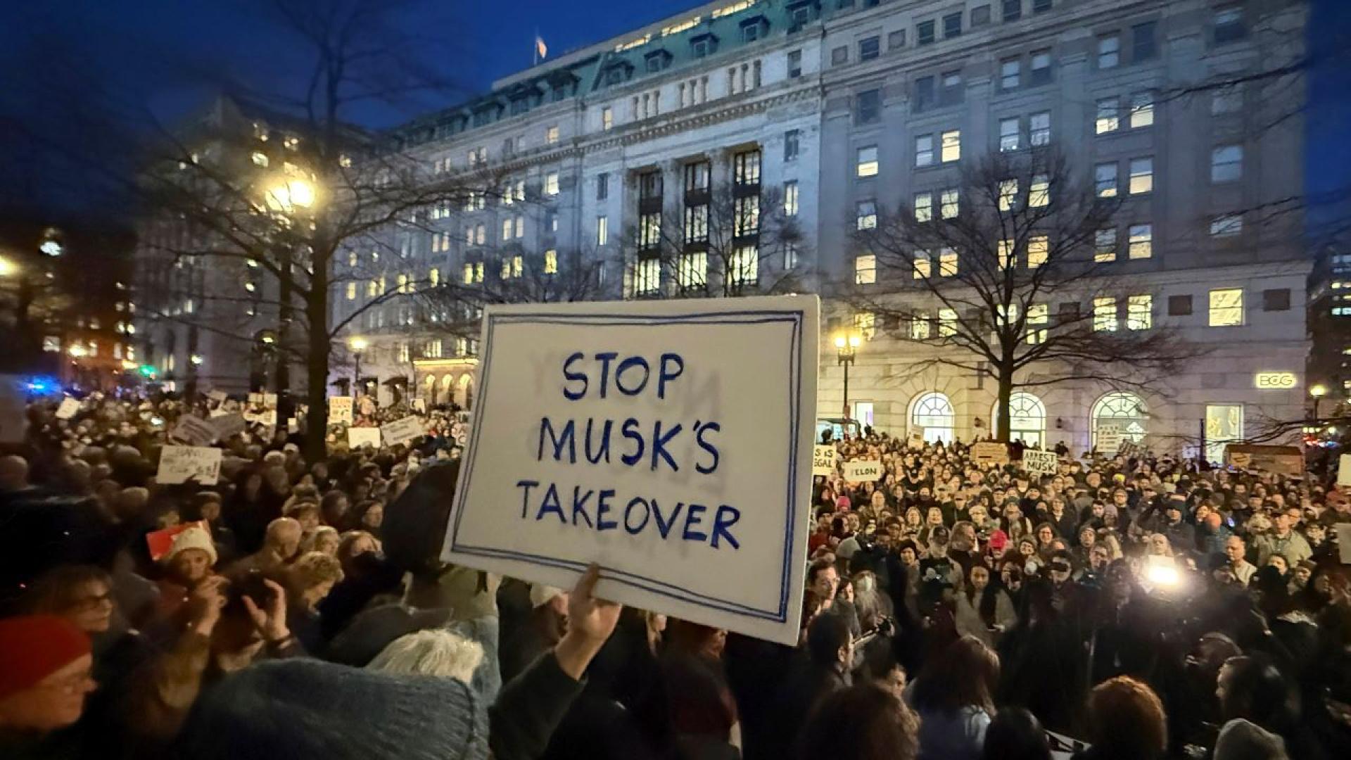 Администрацията на Доналд Тръмп е спряла уволненията на стотици федерални