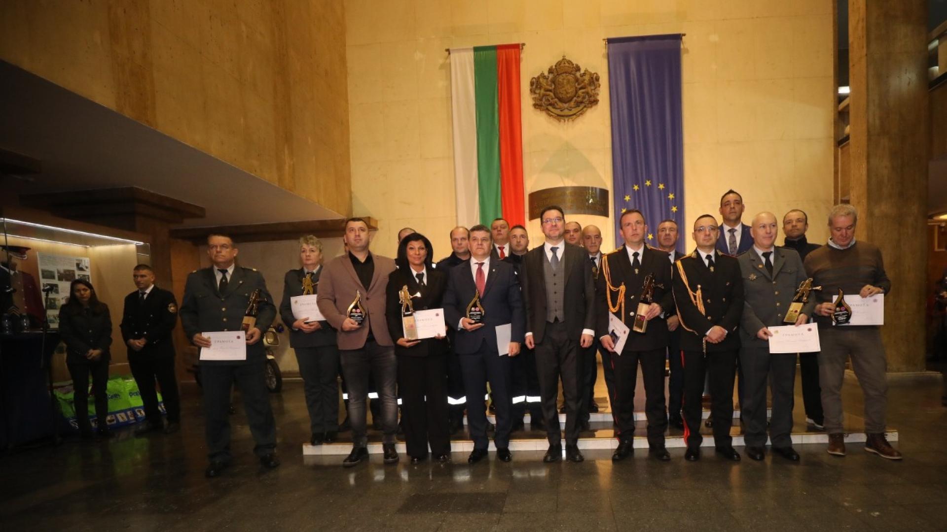 МВР отличи най добрите сред пожарникарите с връчването на ежегодната награда