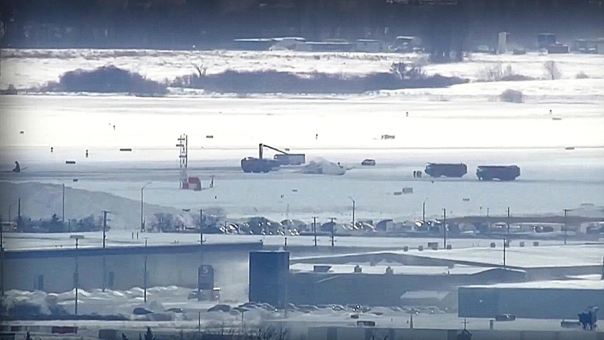 Самолет се преобърна при кацане на летище в Канада в