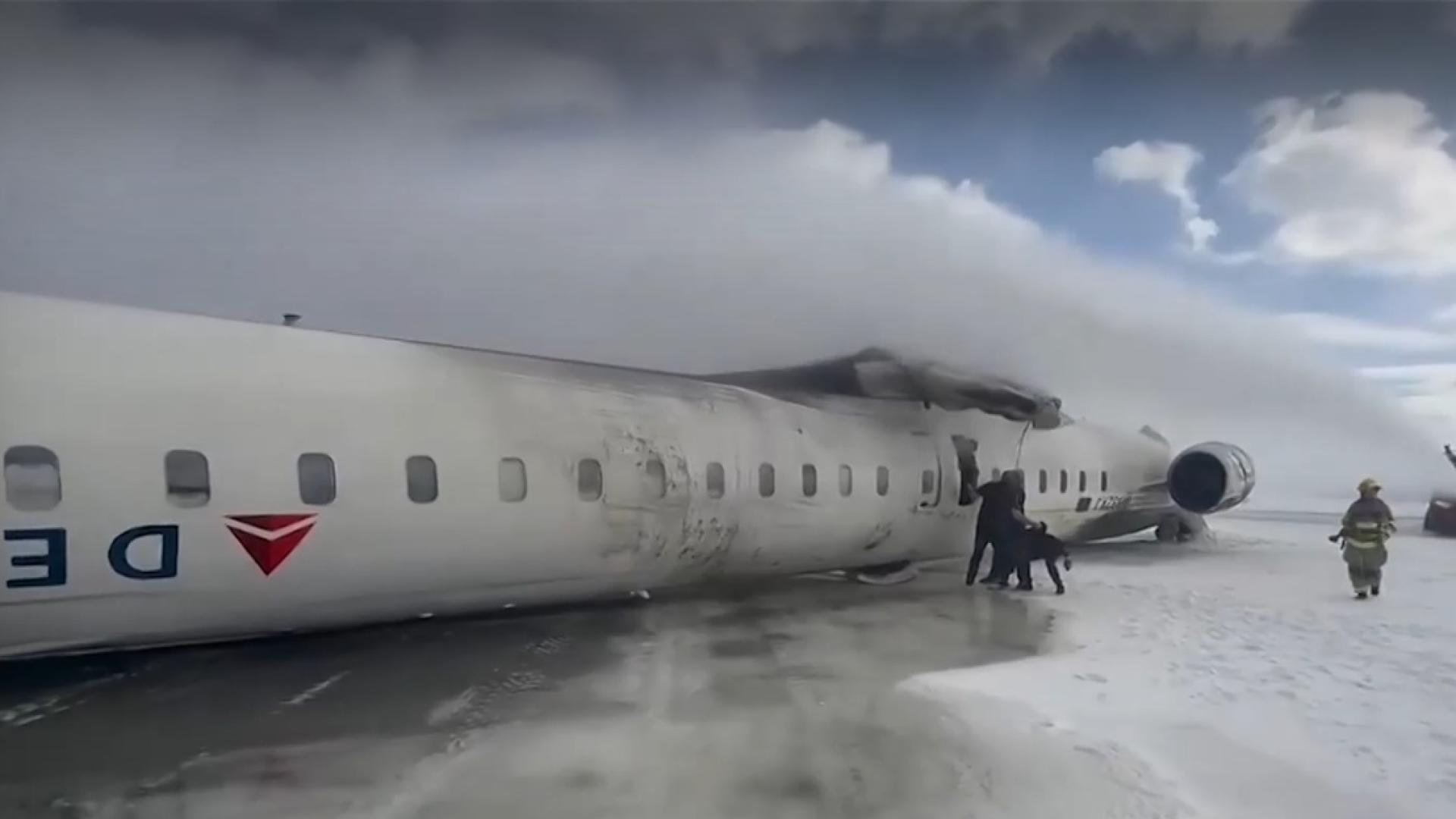 Самолет се преобърна при кацане на летище в Канада в