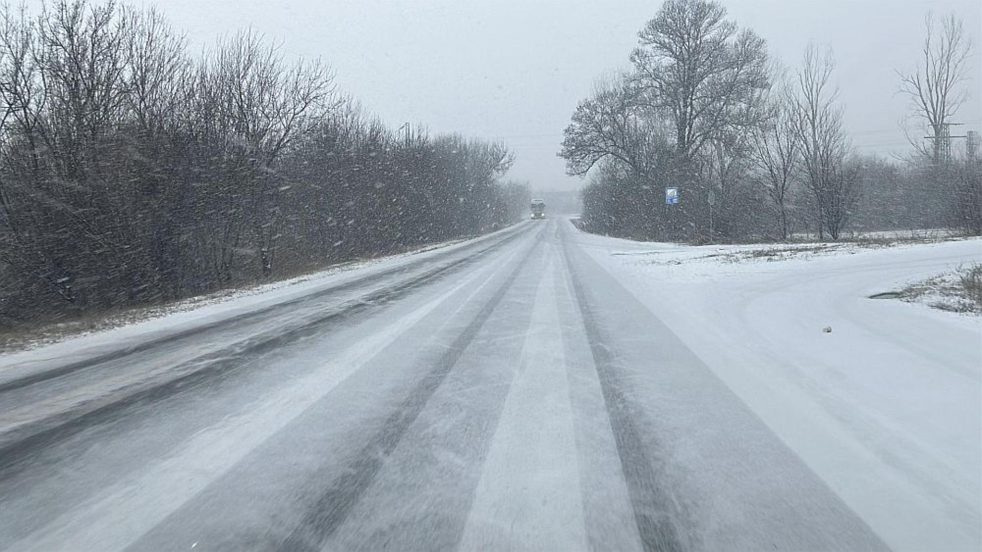 Интензивните снеговалежи в страната продължават  В сила за пет области е