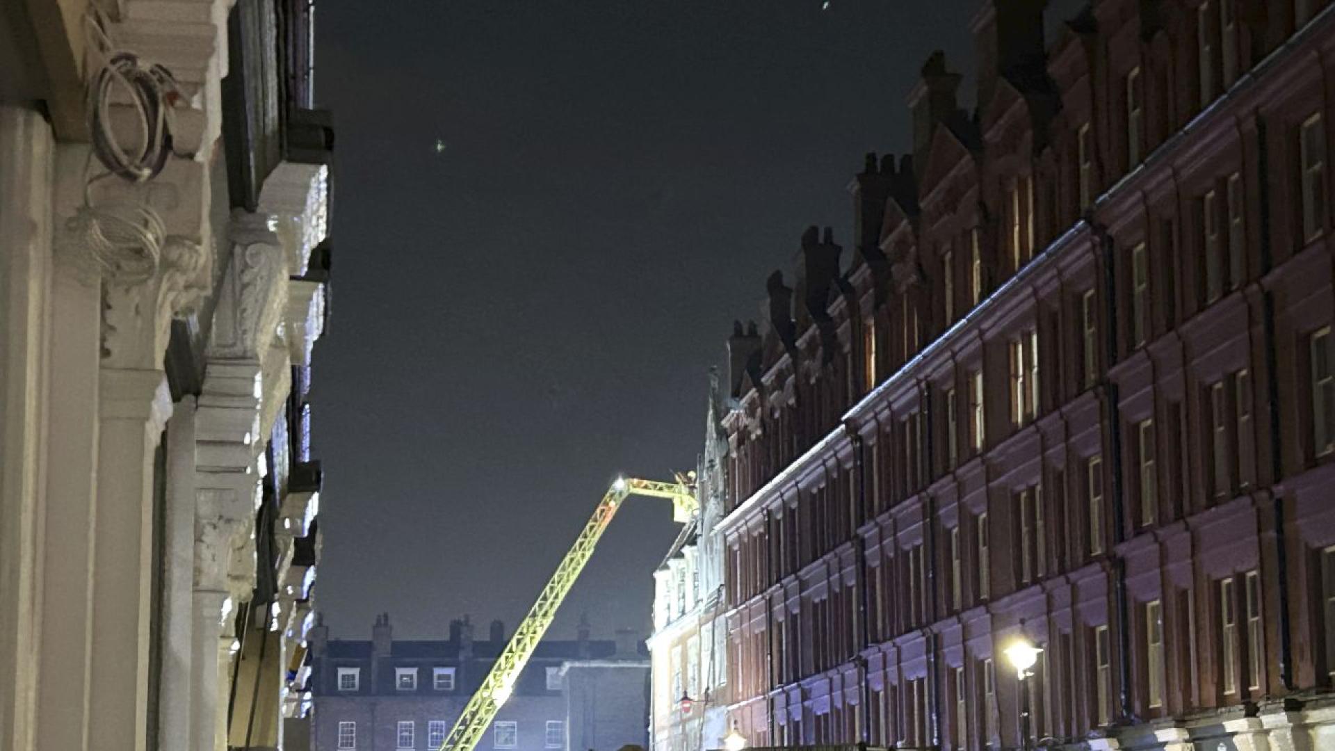 Горящи дърва паднали от фурната на приземния етаж са подпалили