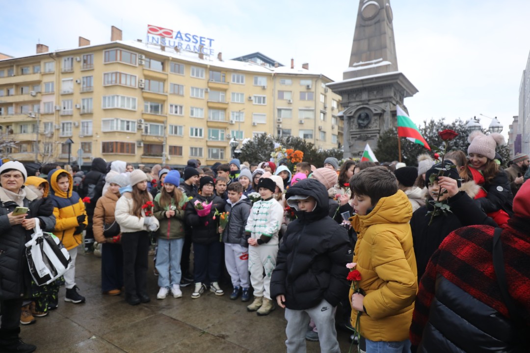 <p>Започна поднасянето на венци и цветя пред паметника на Апостола на свободата.</p>