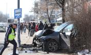 Автомобил се вряза в автобусна спирка в София, двама са в болница (СНИМКИ)