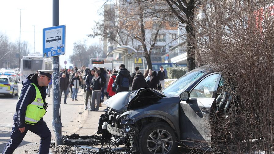 Кола се вряза в автобусна спирка в София