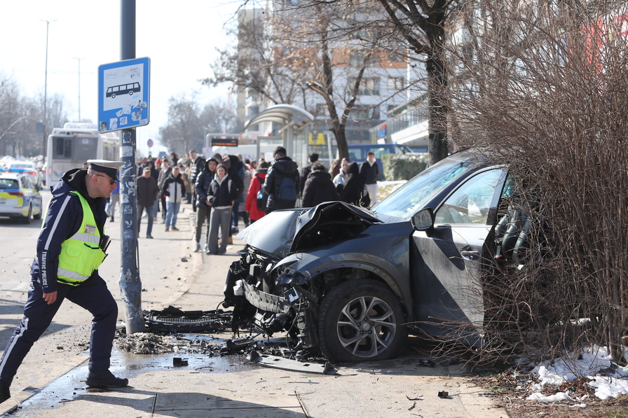 Автомобил се вряза в автобусна спирка в София, двама са в болница (СНИМКИ)