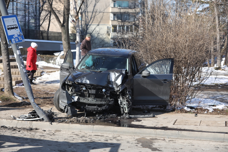 <p>Автомобил се вряза в автобусна спирка в София, двама са в болница</p>