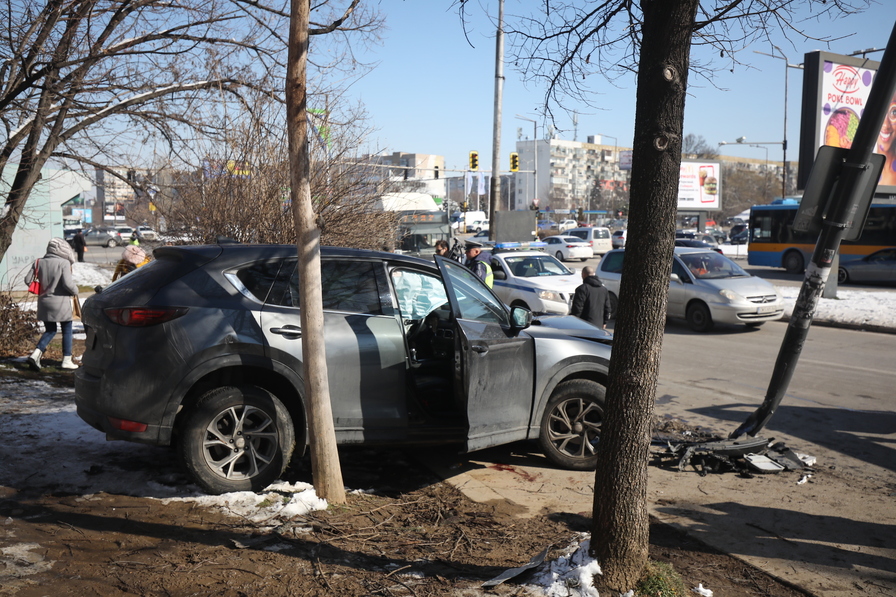 <p>Автомобил се вряза в автобусна спирка в София, двама са в болница</p>