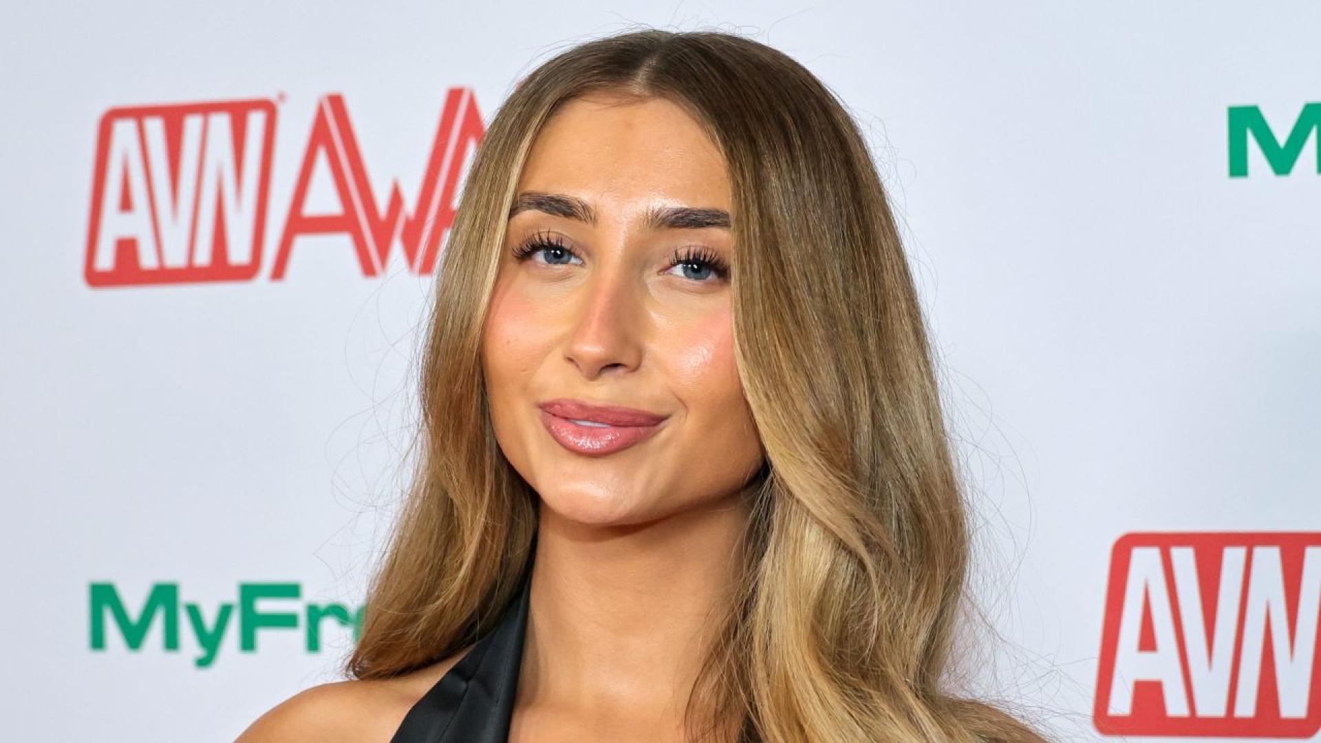 Моделът на Only Fans която влезе в заглавията на вестниците