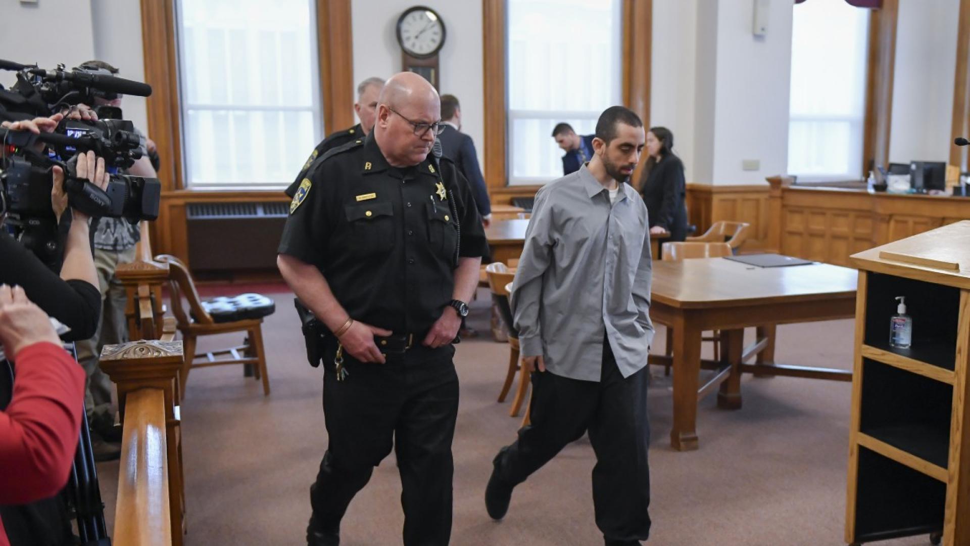 Мъжът намушкал с нож писателя Салман Рушди в американския щат