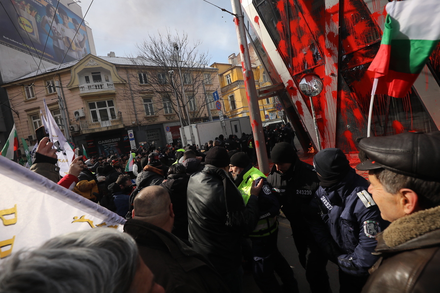 <p>Ранени полицаи и арести на протеста на &bdquo;Възраждане&rdquo;</p>