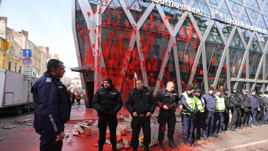 След протеста на "Възраждане": Гледат мерките на обвинените за вандализма