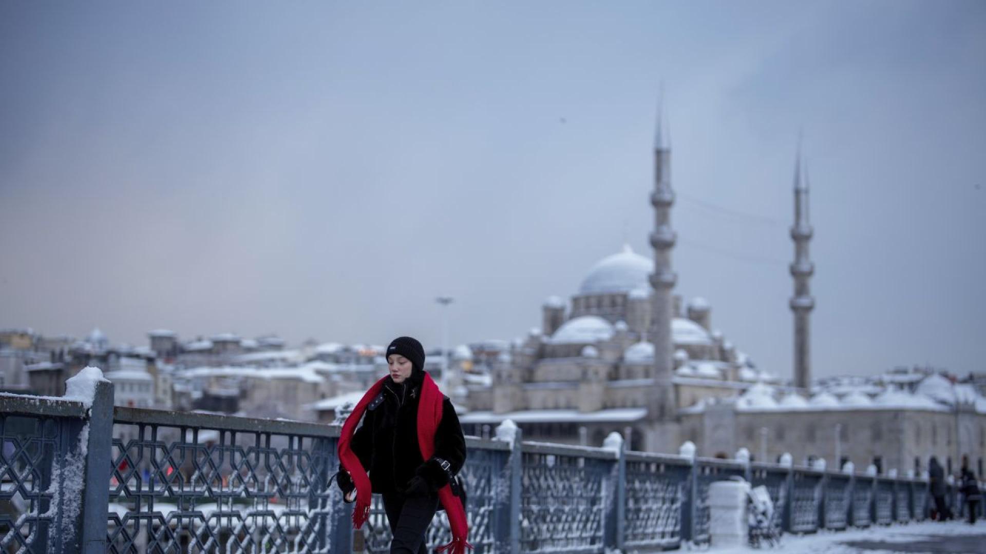 Силна снежна буря обхванала днес Истанбул парализира въздушния трафик в