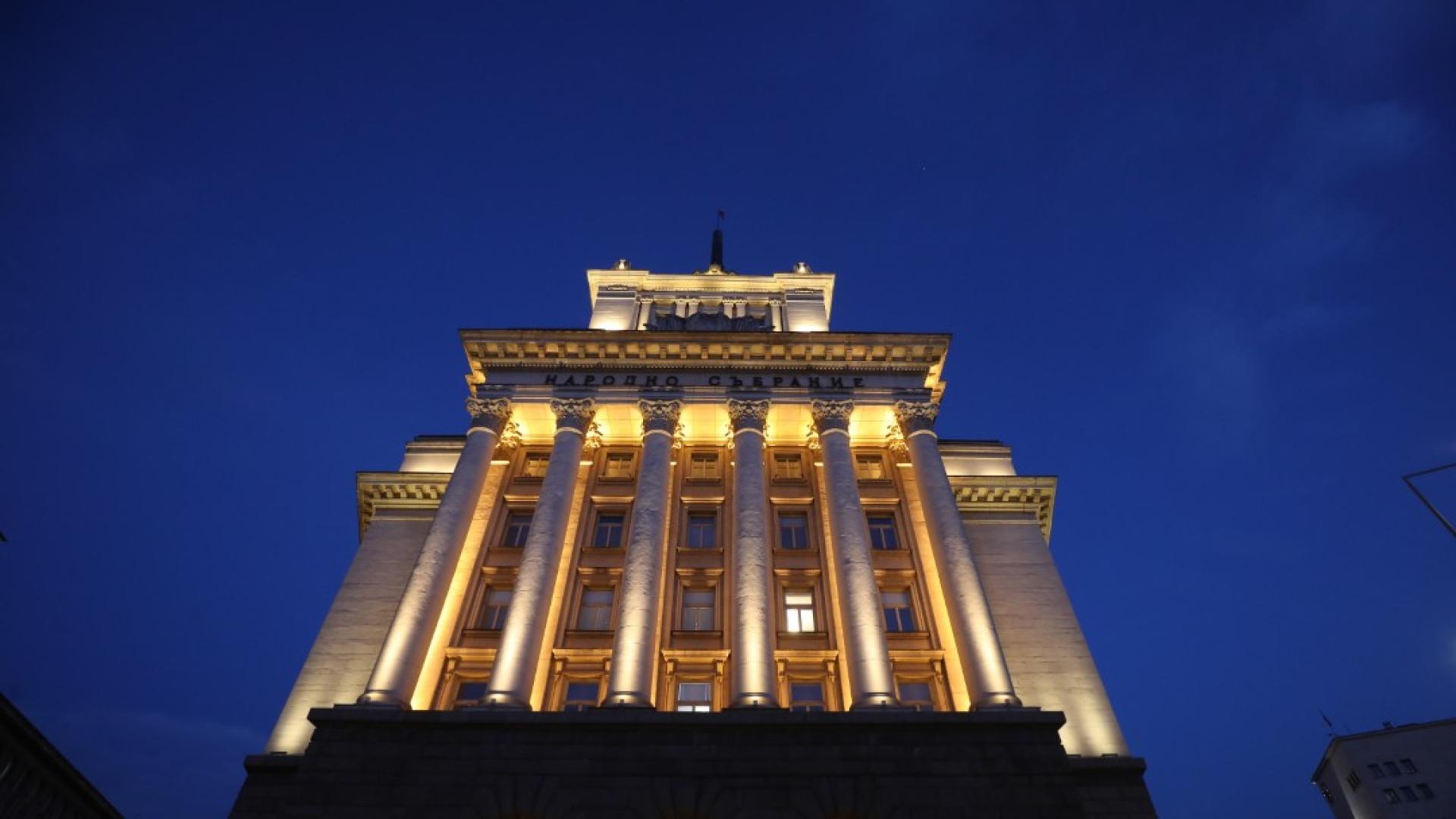 Протест на граждански организации в Триъгълника на властта съобщи Представителите им