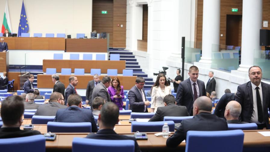 Скандал между "Възраждане" и "ДПС-Ново начало" в НС