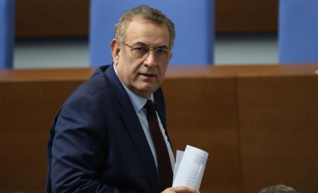 Спряха делото за изключване на Пеевски, Чакъров се отказа