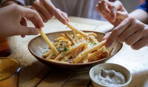 Учени откриха как да намалят мазнините в пържените картофи, без да променят вкуса им