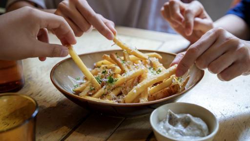 Учени откриха как да намалят мазнините в пържените картофи, без да променят вкуса им