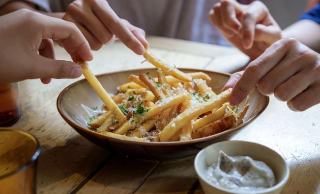 Учени откриха как да намалят мазнините в пържените картофи, без да променят вкуса им