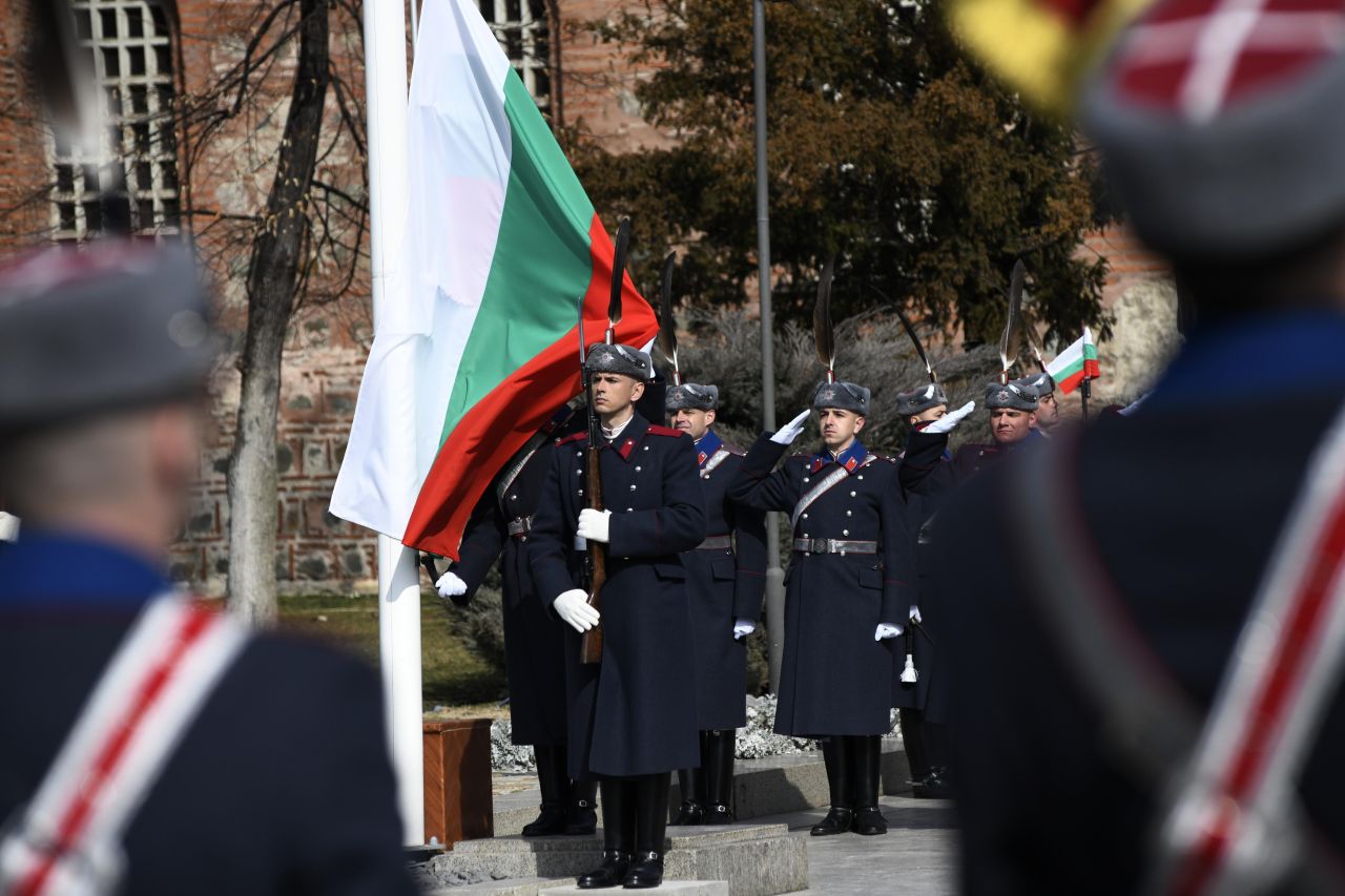 <p>Церемонията за 3 март в София през паметника на Незнайния воин</p>