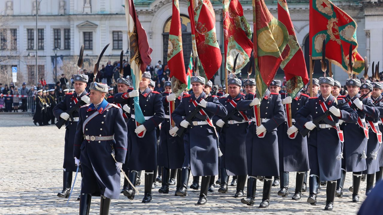 <p>Церемонията за 3 март в София през паметника на Незнайния воин</p>