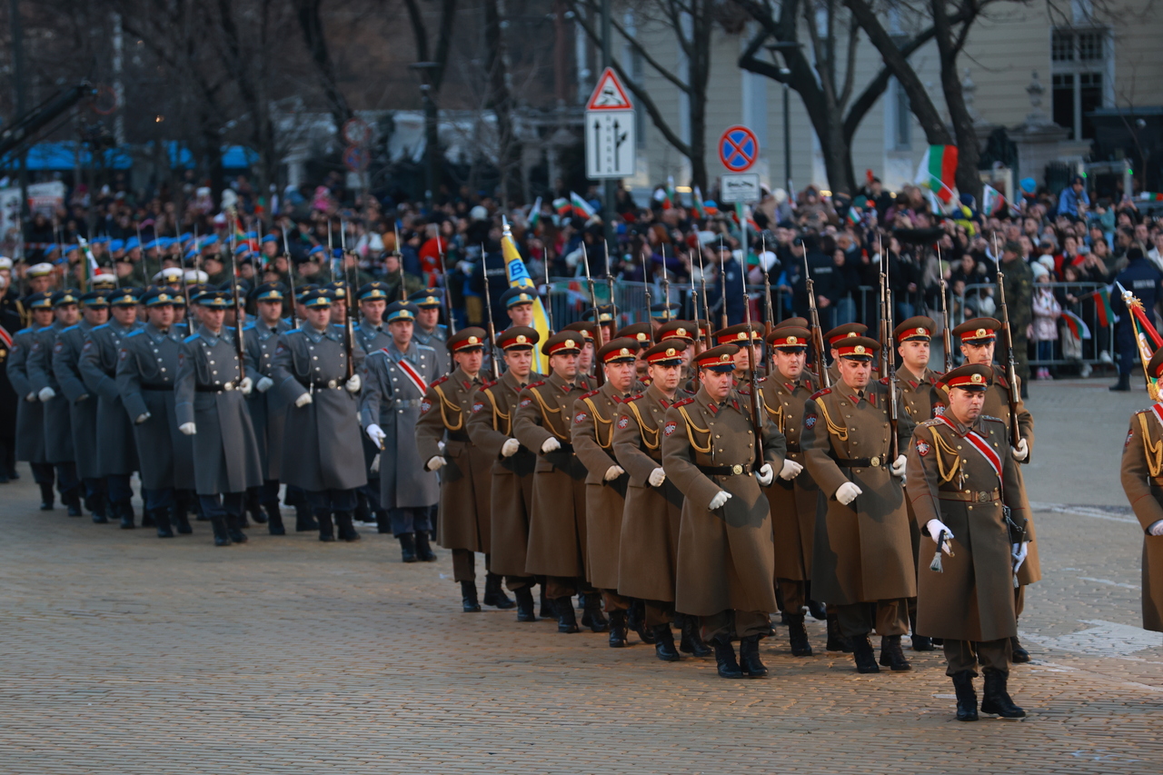 <p>С тържествена заря -проверка на площад &bdquo;Народно събрание&ldquo; в столицата се отбелязват 147 години от Освобождението на България.</p>