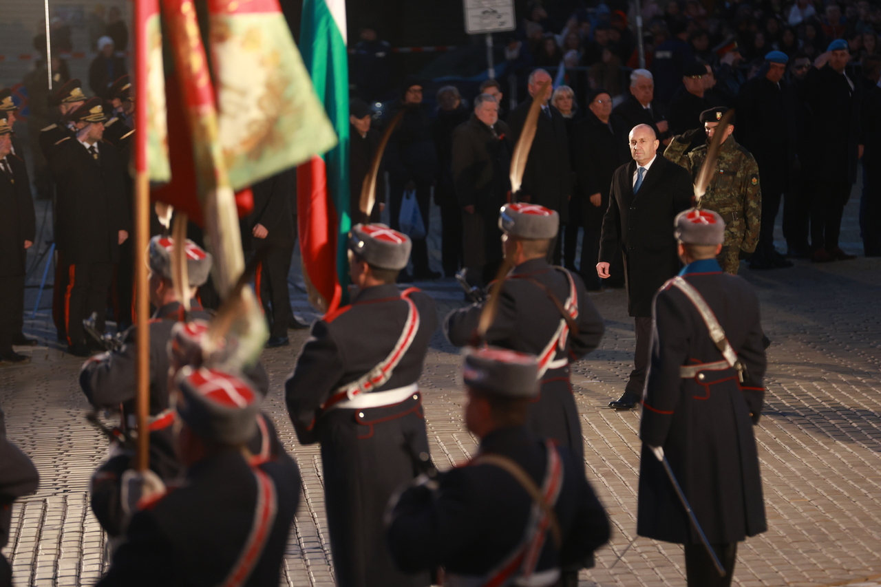 <p>С тържествена заря -проверка на площад &bdquo;Народно събрание&ldquo; в столицата се отбелязват 147 години от Освобождението на България.</p>