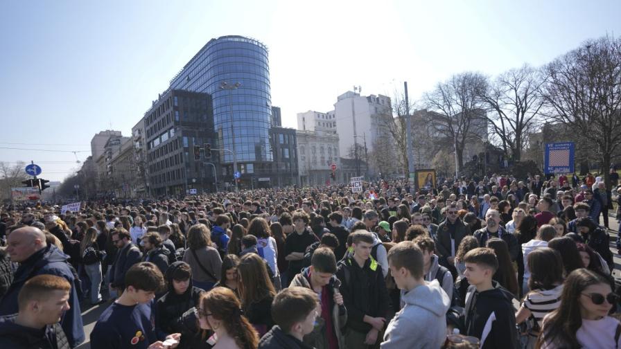 Екшън в парламента в Сърбия - Опозицията...