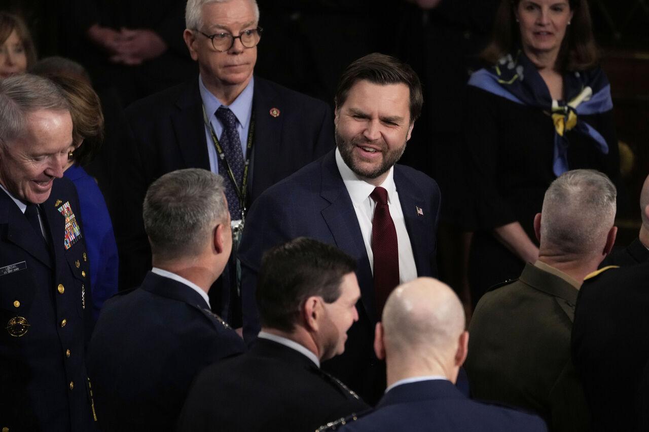 <p>В първата реч на американския президент Доналд Тръмп пред Конгреса на САЩ след повторното му встъпване в длъжност на 20 януари тази година се казва, че той &quot;работи за край на войната в Украйна&quot;, предаде Ройтерс, като се позова на откъси от програмното слово на държавния глава, разпространени от Белия дом преди произнасянето му.</p>