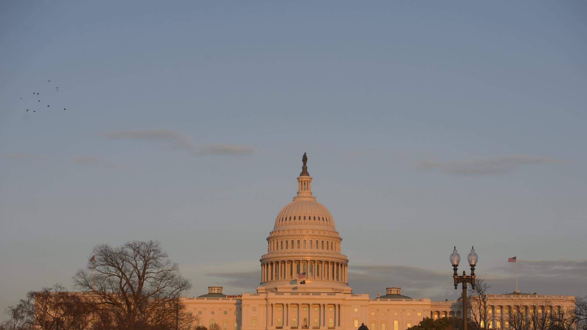 Часове преди напрегнатото гласуване в Сената на важен законопроект на