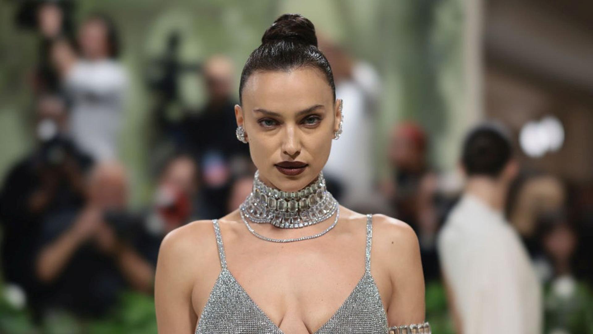 Ирина Шейк демонстрира зашеметяваща фигура в едва забележим син костюм