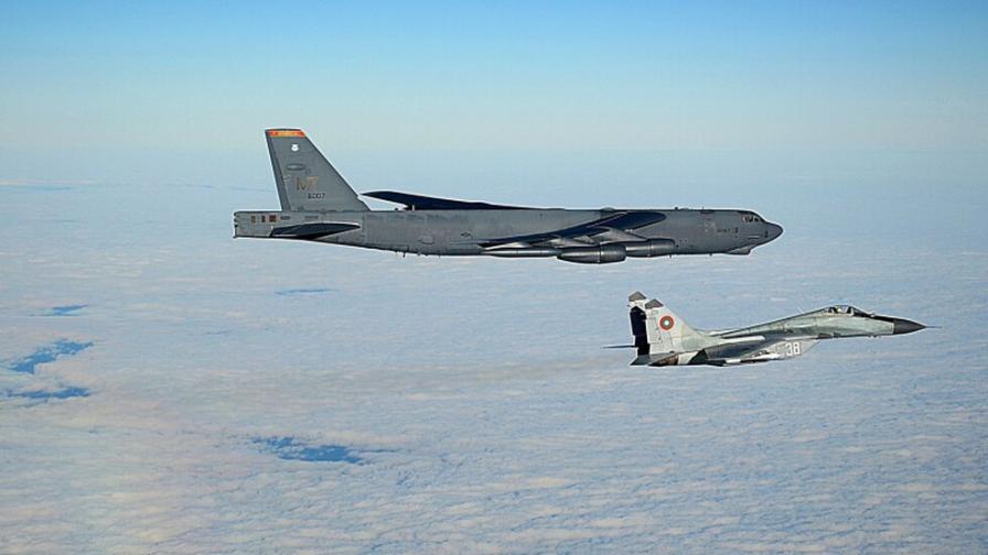 <p>Български изтребители ескортираха&nbsp;B-52 от САЩ</p>