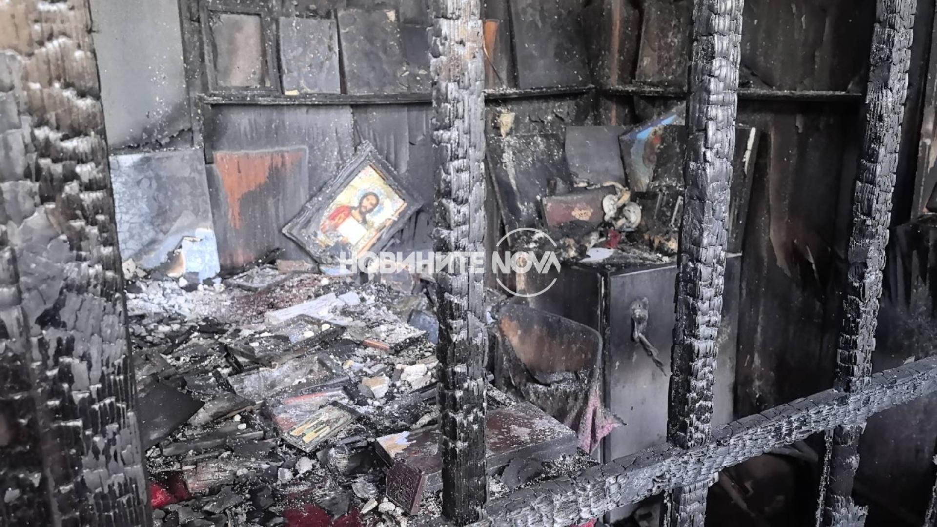 Горя притворът на църквата Св Богородица в Сливен предаде Огънят