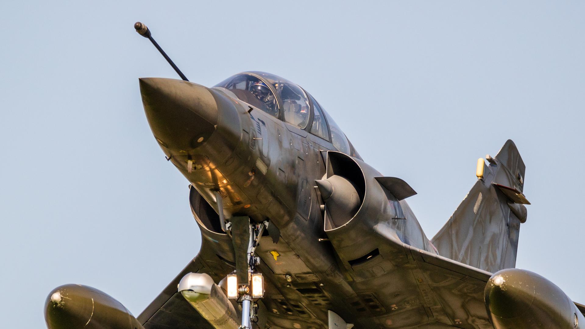 Френски изтребители Мираж 2000 се включиха през изминалата нощ за