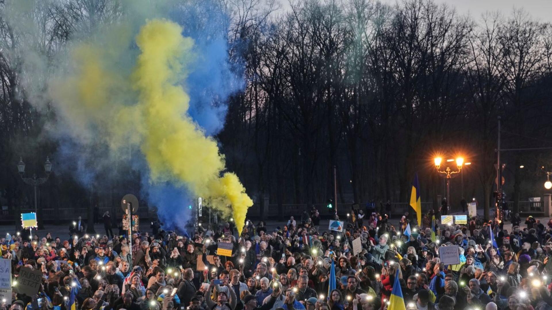 Стотици хора се събраха днес пред Бранденбургската врата за да
