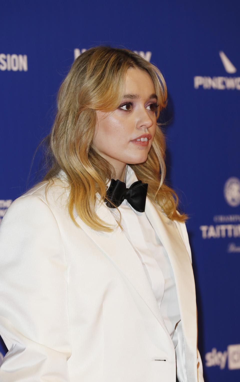  Ейми Лу Ууд е една от новите актриси, които освен че впечатляват със своите актьорски умения, само че и със своето естествено и достоверно наличие. В последния сезон на Белият лотос, Ууд се появява в ролята на Челси учителка по йога от Манкуни, която развива необикновена и динамична връзка с по-възрастния Рик, изиграван от Уолтън Гогинс. Но освен сюжетът и химията сред героите вършат тази роля толкоз забавна. Във всеки един подробност от нейното осъществяване се открива нещо доста повече., Една имитация в сериала, която загатва зъбите на Челси, на пръв взор може да наподобява инцидентна. 