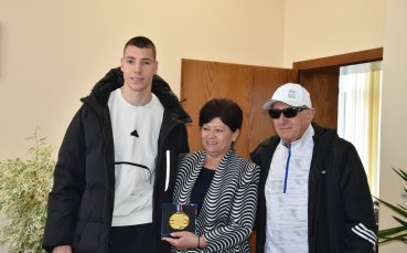 Община Харманли награди Саръбоюков и треньора му