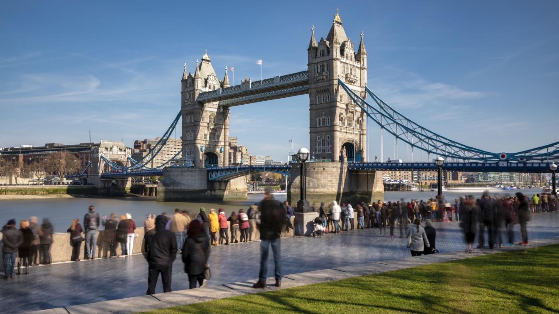 Мостът Тауър Бридж беше временно затворен след като човек се