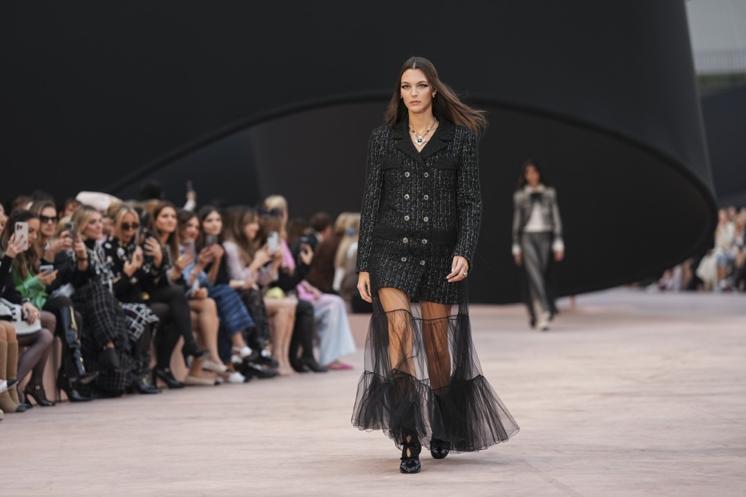 <p>Haute Couture колекцията на Chanel за сезон есен-зима 2025/26 бе представена в Париж пред отбрани VIP гости.</p>