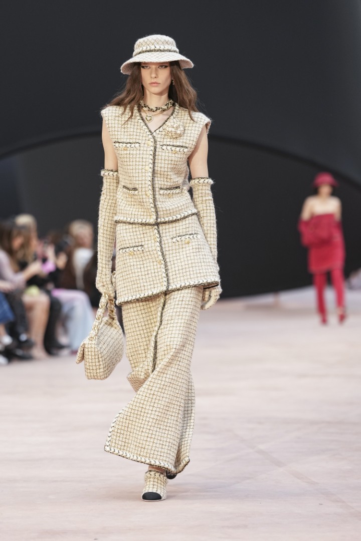 <p>Haute Couture колекцията на Chanel за сезон есен-зима 2025/26 бе представена в Париж пред отбрани VIP гости.</p>