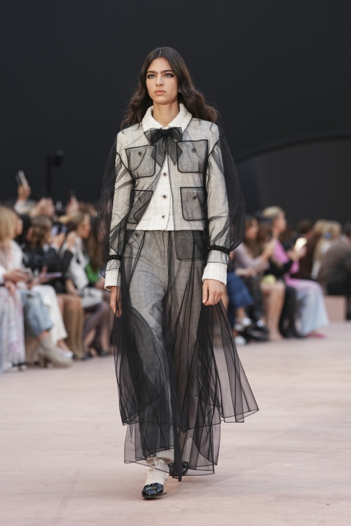 <p>Haute Couture колекцията на Chanel за сезон есен-зима 2025/26 бе представена в Париж пред отбрани VIP гости.</p>