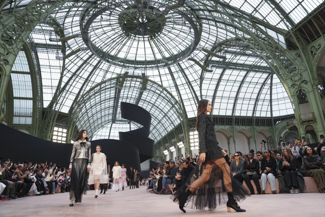 <p>Haute Couture колекцията на Chanel за сезон есен-зима 2025/26 бе представена в Париж пред отбрани VIP гости.</p>