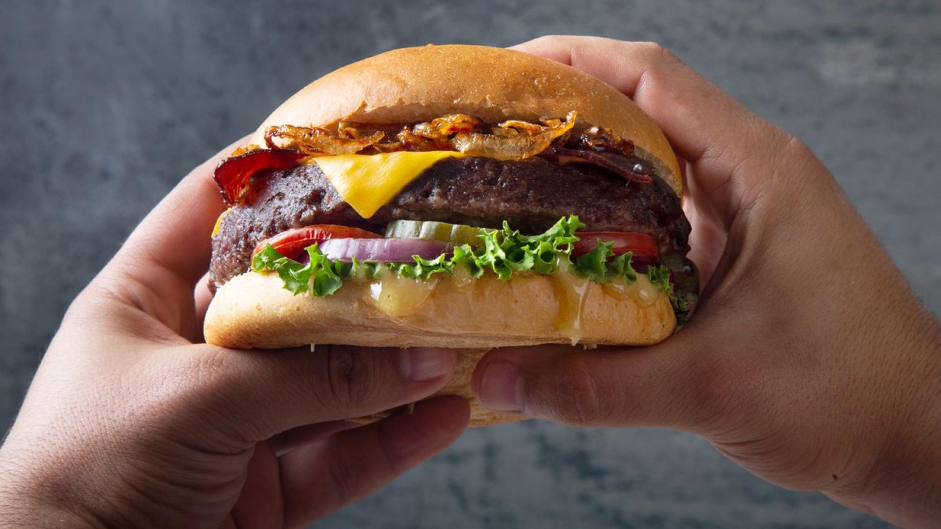 Популярен TikToker известен с видеоклипове в които яде голямо количество