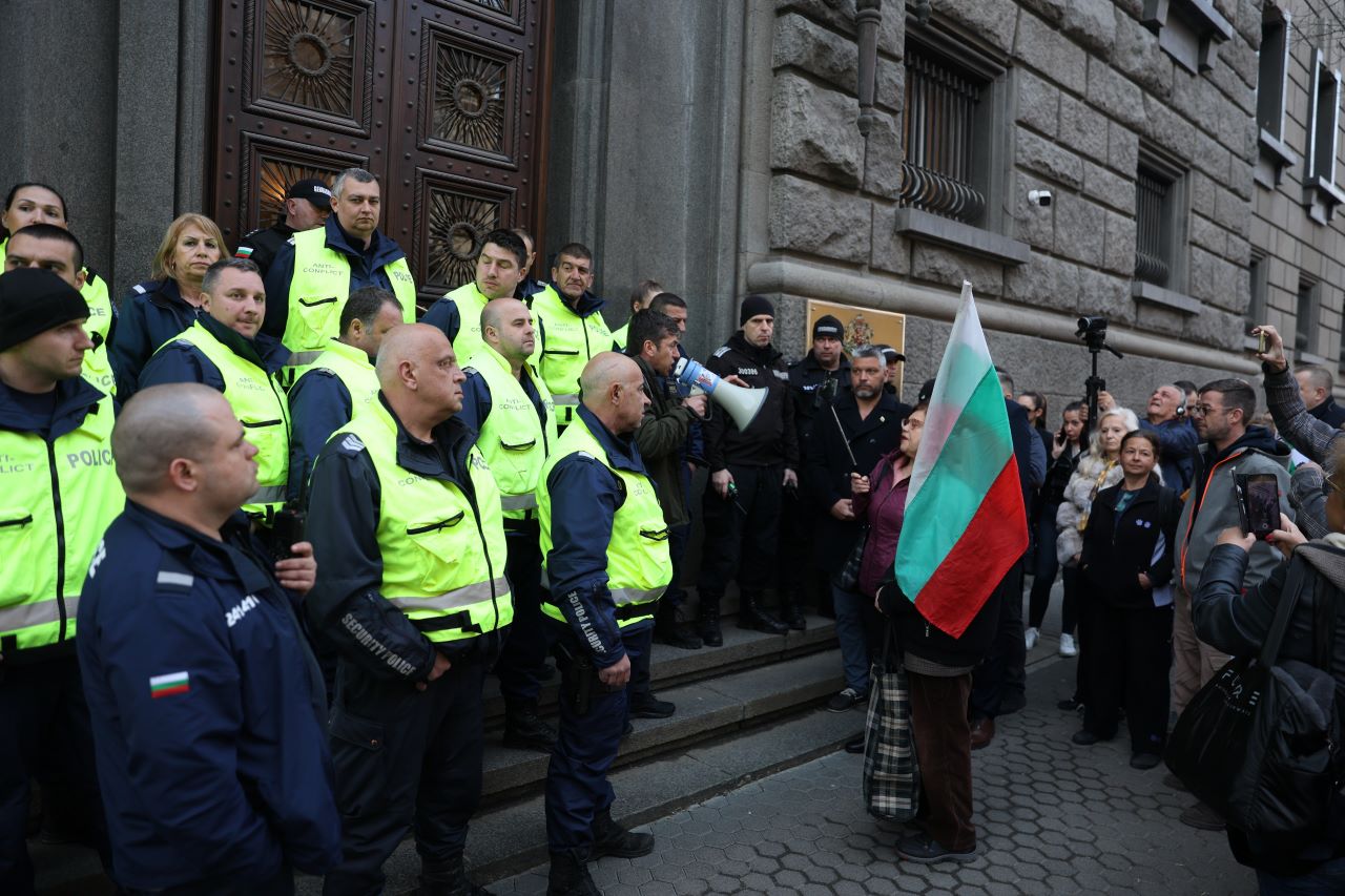 <p>Десетки граждани се събраха на протест в т.нар. триъгълник на властта в столицата - пространството между Министерския съвет, сградата на Президентството и Народното събрание.</p>